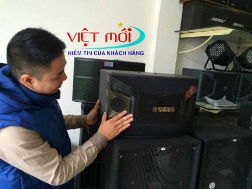 Khách hàng xem loa Yamaha KMS 910 tại Việt Mới Audio