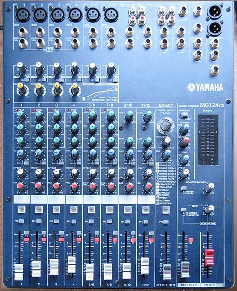 Bàn mixer Yamaha 124CX